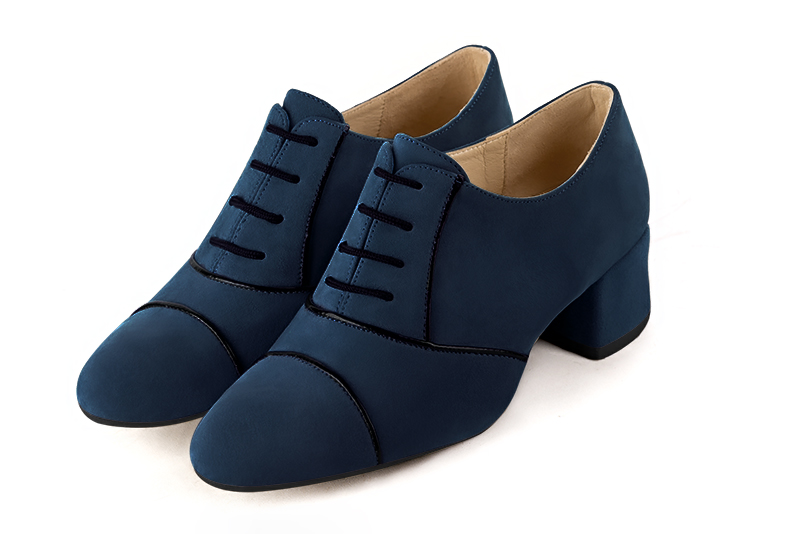 Chaussure femme lacets bleu marine et noir brillant Derby